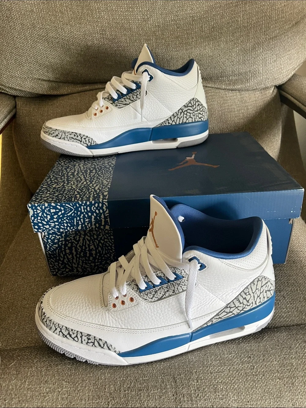 Jordan Men's White and Blue Retro Basketball Sneakers